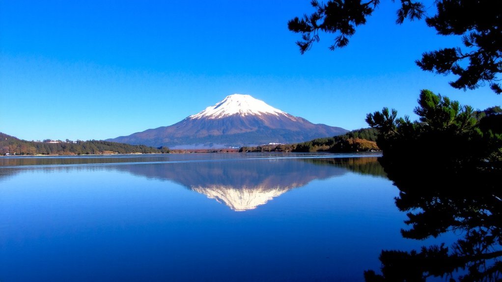 kawaguchiko sunrise pagoda reflections